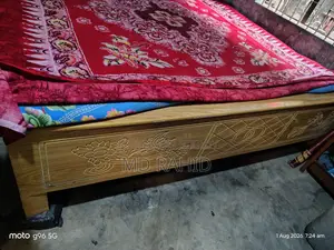 ৪-৫ জন ঘুমানোর মতো বিশাল বড় খাট।