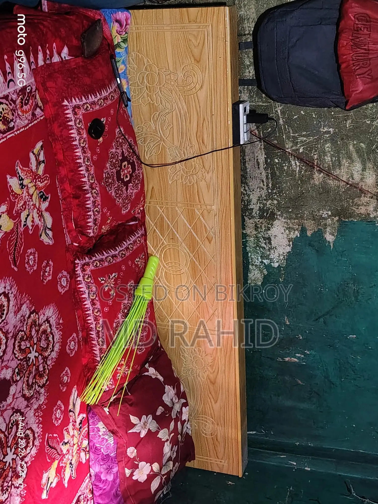 ৪-৫ জন ঘুমানোর মতো বিশাল বড় খাট।