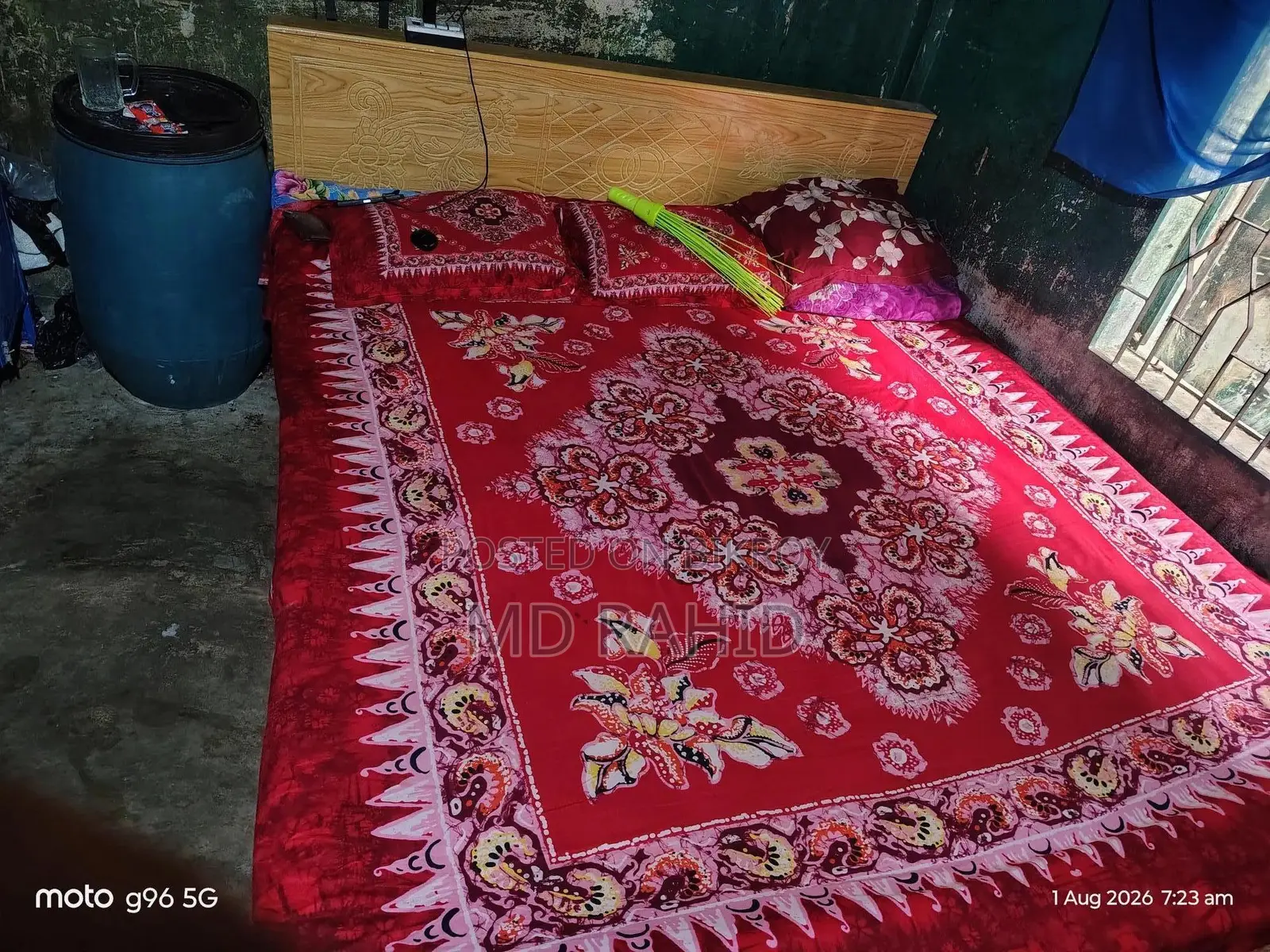 ৪-৫ জন ঘুমানোর মতো বিশাল বড় খাট।