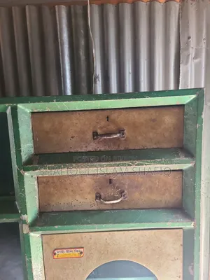 কাচের দরজা এবং ড্রয়ার সহ স্টিলের আলমারি