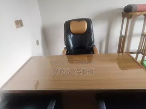 ৩টা চেয়ার ১টা টেবিল।