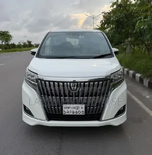 টয়োটা এসকুইর ২.০ এফডব্লিউডি (৭ সিটার) ২০২০ সাদা
