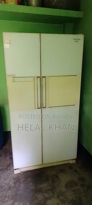একটি দু পাল্লা ফ্রিজ