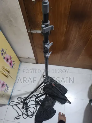 ট্রিপড এবং লাইট স্ট্যান্ড