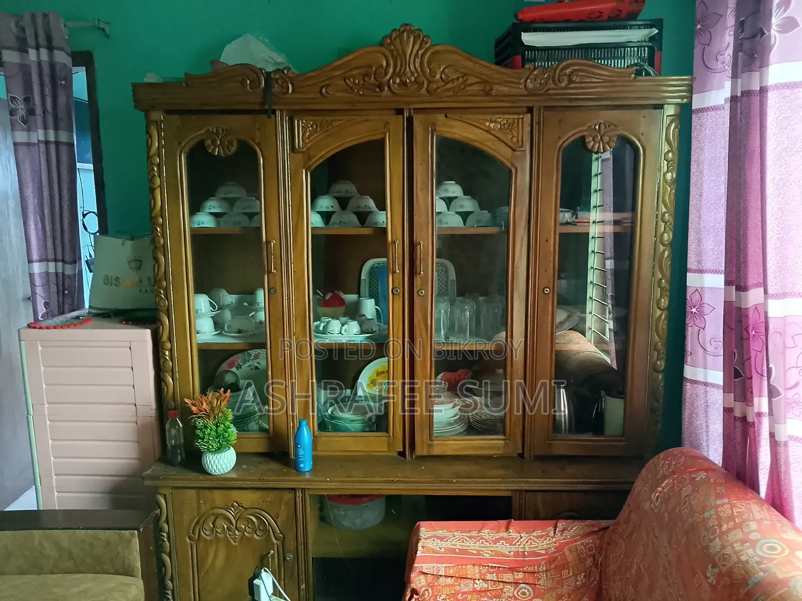 Sari Series Wooden Showcase