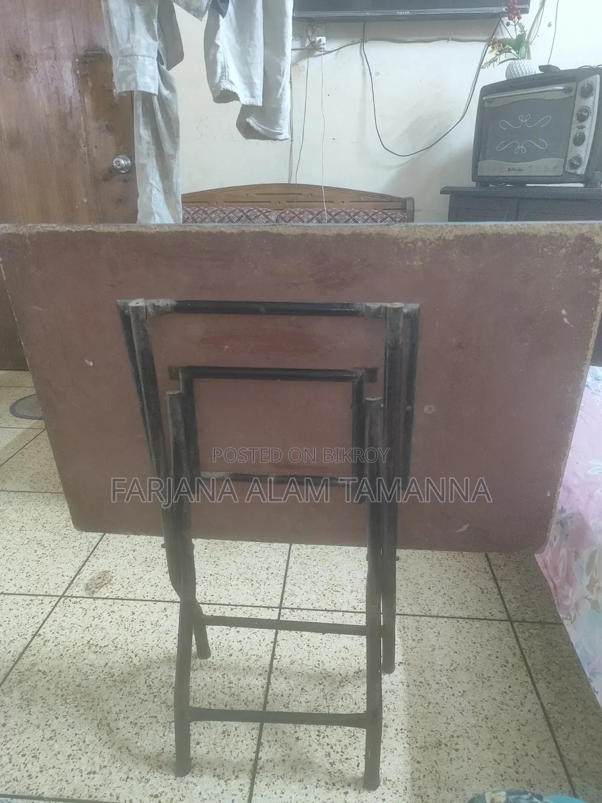 ফোল্ডিং টেবিল
