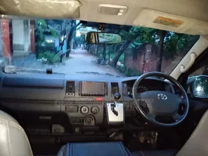 Toyota HiAce 2018 সিলভার
