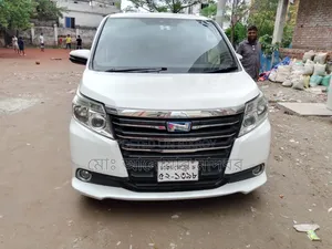 Toyota Esquire 1.8 Front-Wheel Drive Hybrid (7 Seater) 2014 White