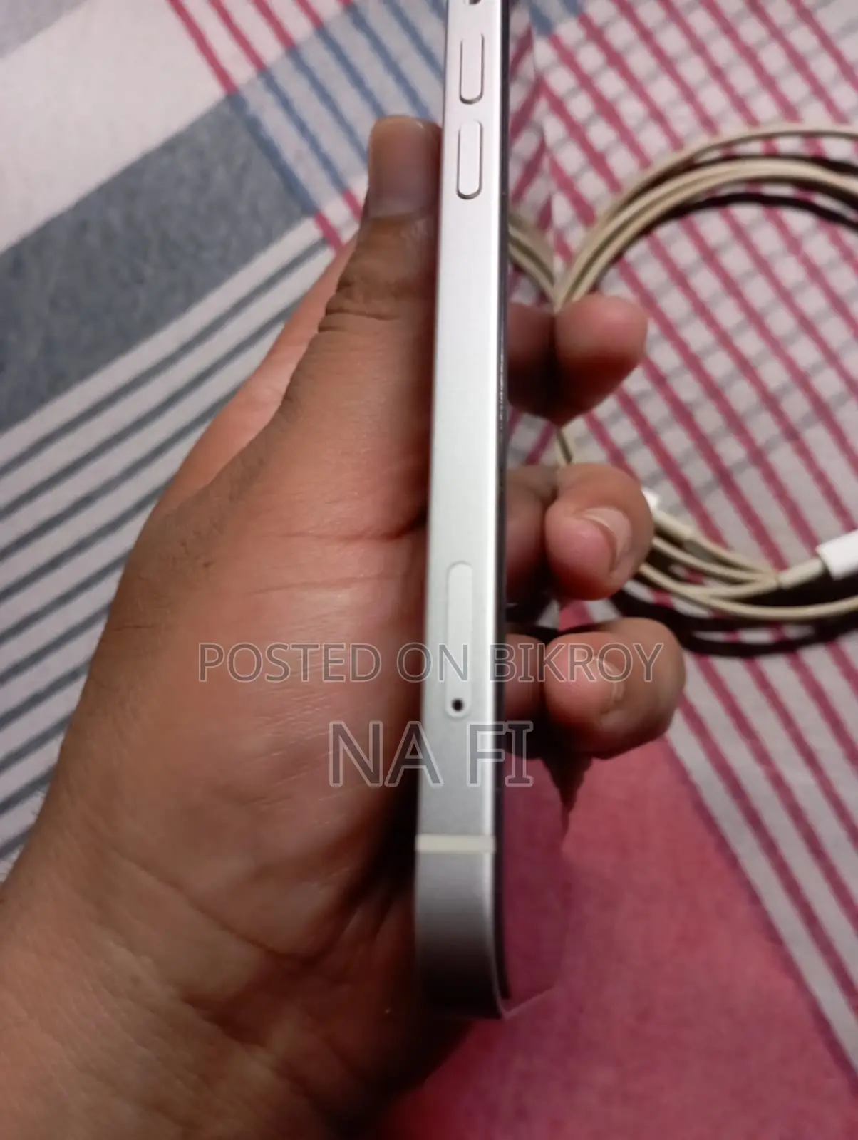 অ্যাপল আইফোন ১২ ৬৪ জিবি হোয়াইট