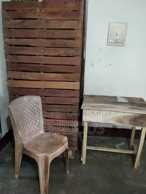 ১ টি কাঠের খাট, ১ টি পড়ার টেবিল এবং ১ টি চেয়ার।