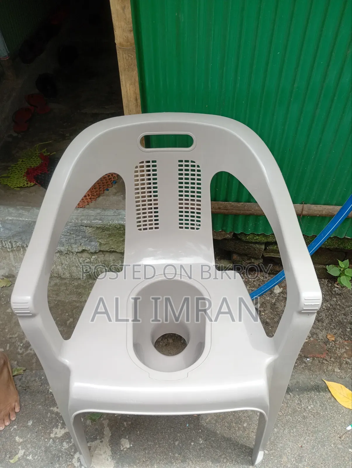 একটি কমেট চেয়ার বিক্রি করা হইবে