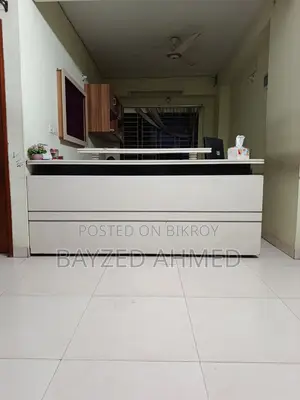 ভালো মানের একটি রিসিভসন টেবিল বিক্রি হবে
