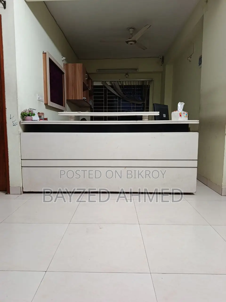 ভালো মানের একটি রিসিভসন টেবিল বিক্রি হবে