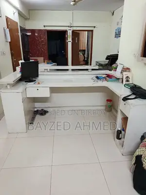 ভালো মানের একটি রিসিভসন টেবিল বিক্রি হবে