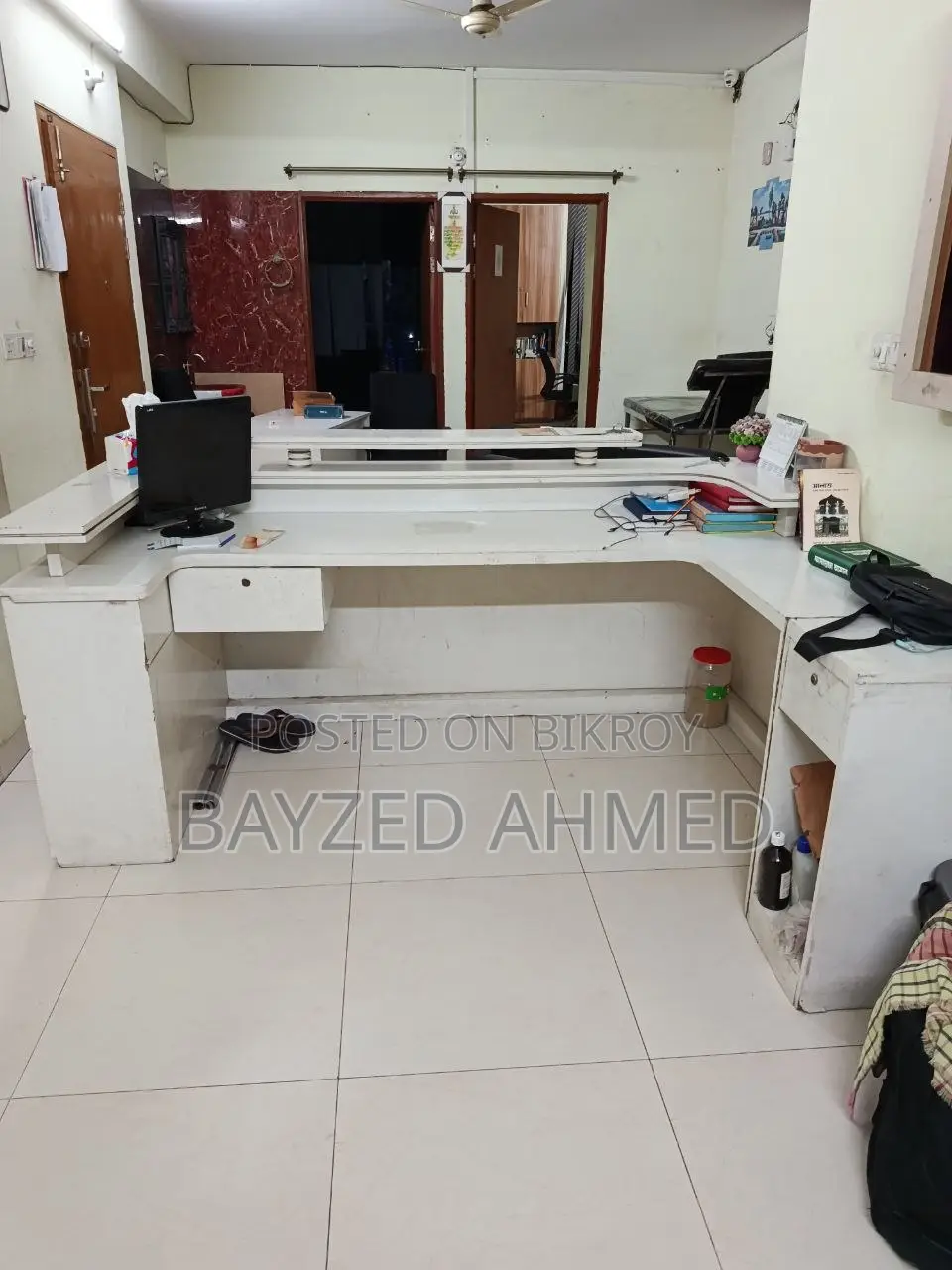 ভালো মানের একটি রিসিভসন টেবিল বিক্রি হবে