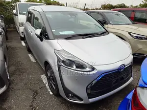 Toyota Sienta 1.5 Hybrid FWD 2021 Silver