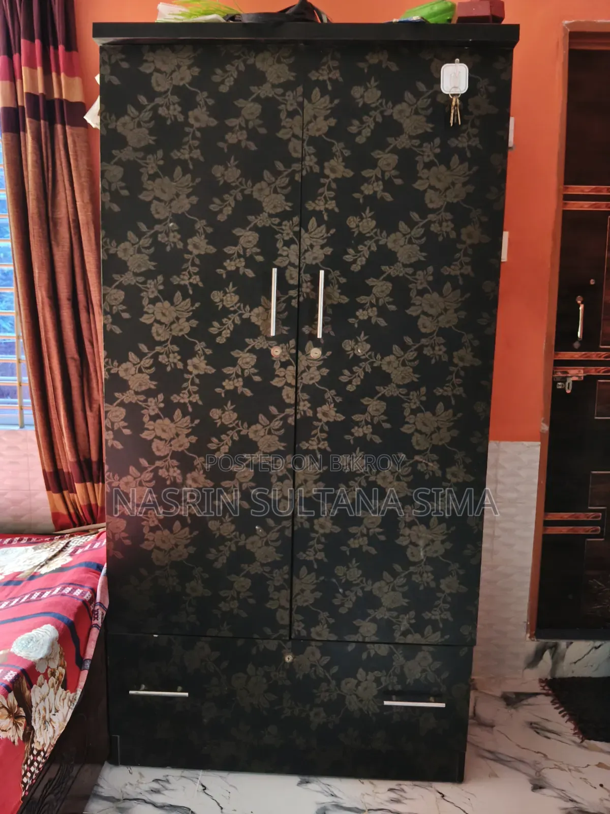 আমি একটি আলমারি ও স্টিলের একটি শোকেস বিক্রি করতে চাই