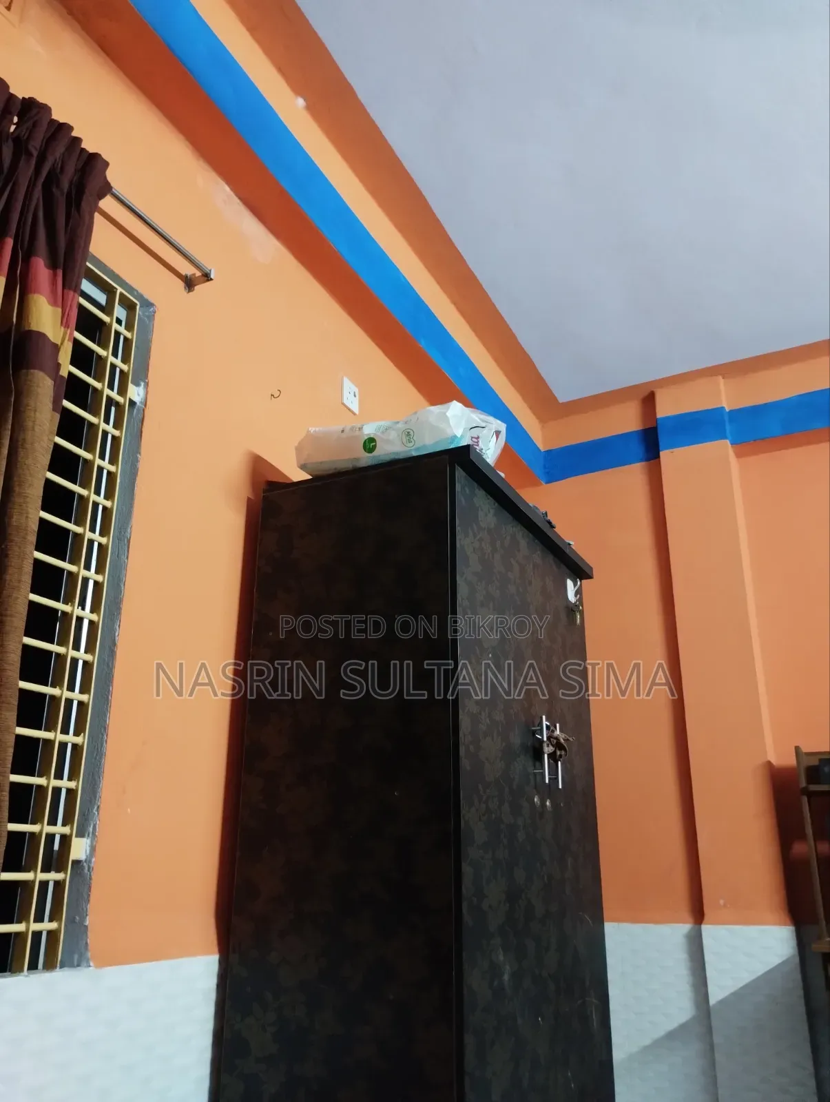 আমি একটি আলমারি ও স্টিলের একটি শোকেস বিক্রি করতে চাই