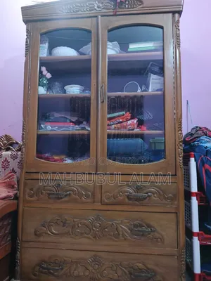 একটি ভালো মানের শোকেস বিক্রয় করা হবে।