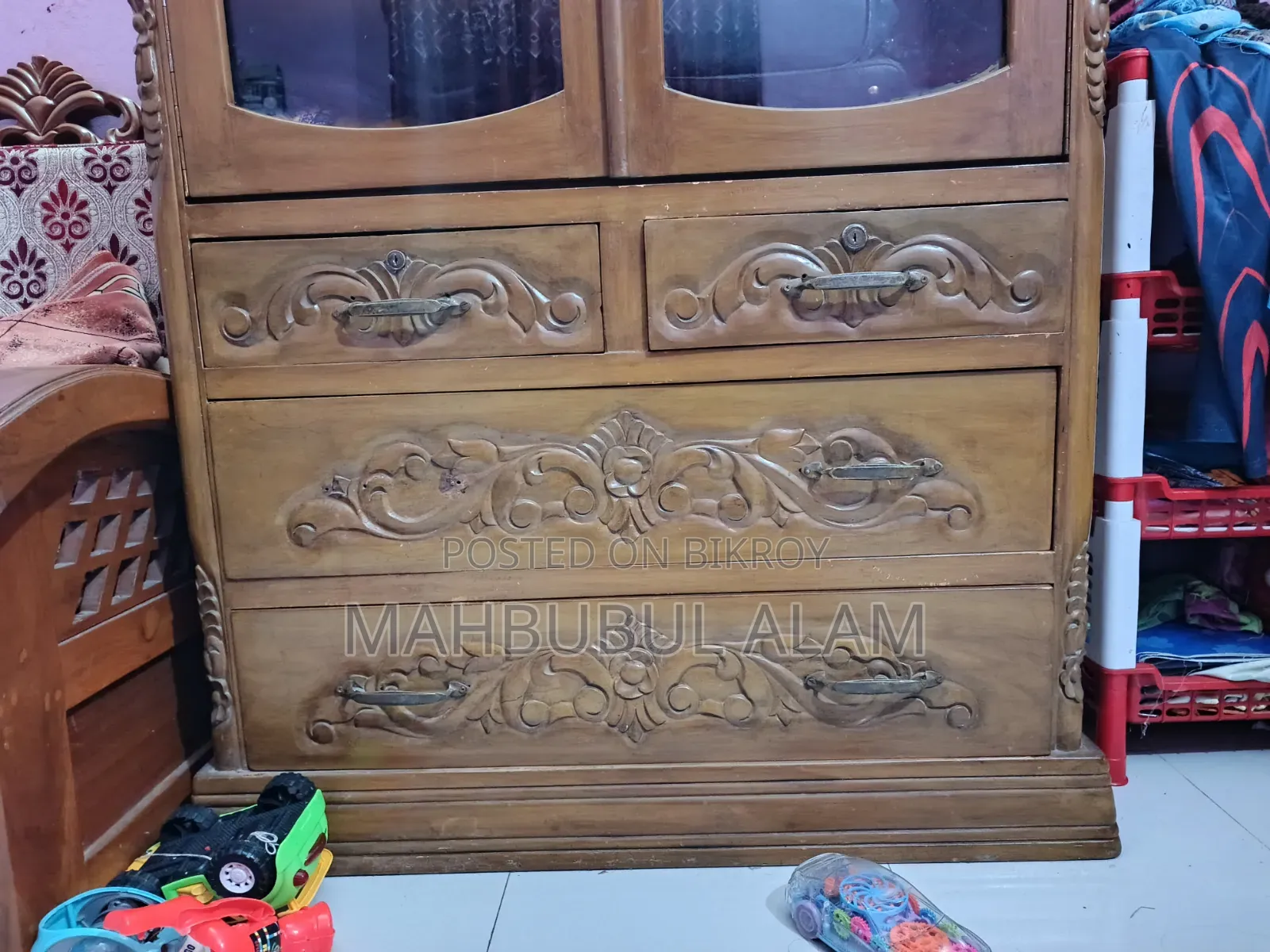 একটি ভালো মানের শোকেস বিক্রয় করা হবে।