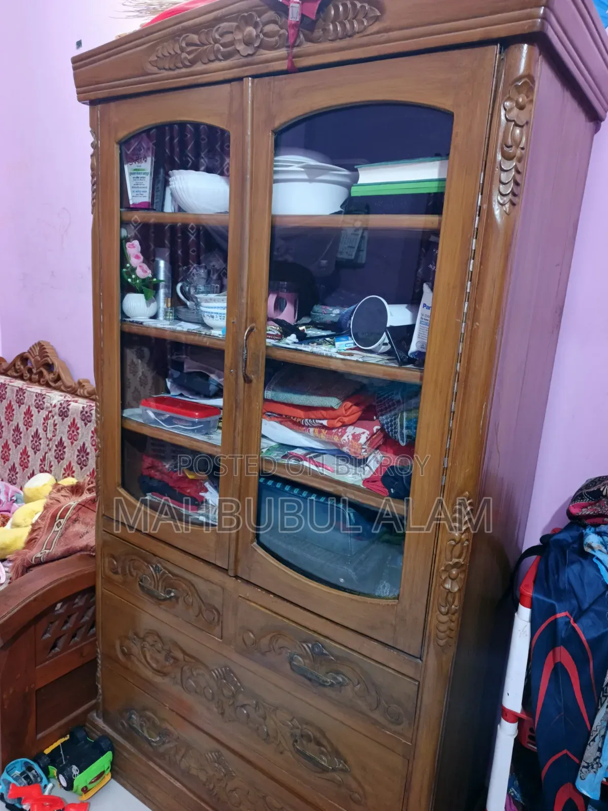 একটি ভালো মানের শোকেস বিক্রয় করা হবে।