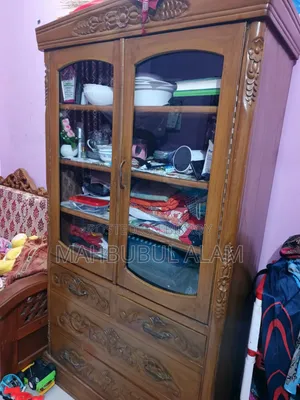 একটি ভালো মানের শোকেস বিক্রয় করা হবে।
