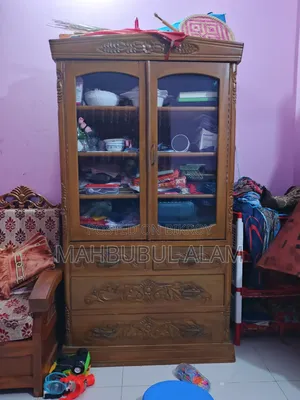 একটি ভালো মানের শোকেস বিক্রয় করা হবে।