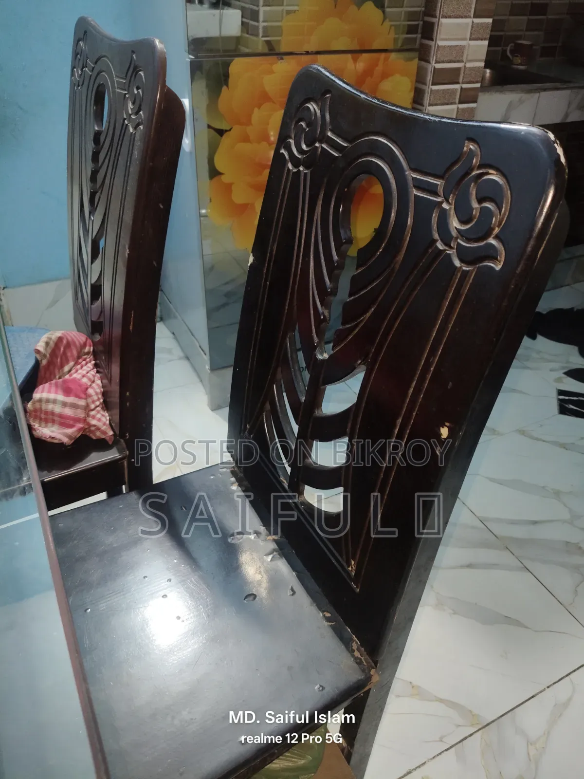 ডাইনিং টেবিল সাথে ছয়টা চেয়ার