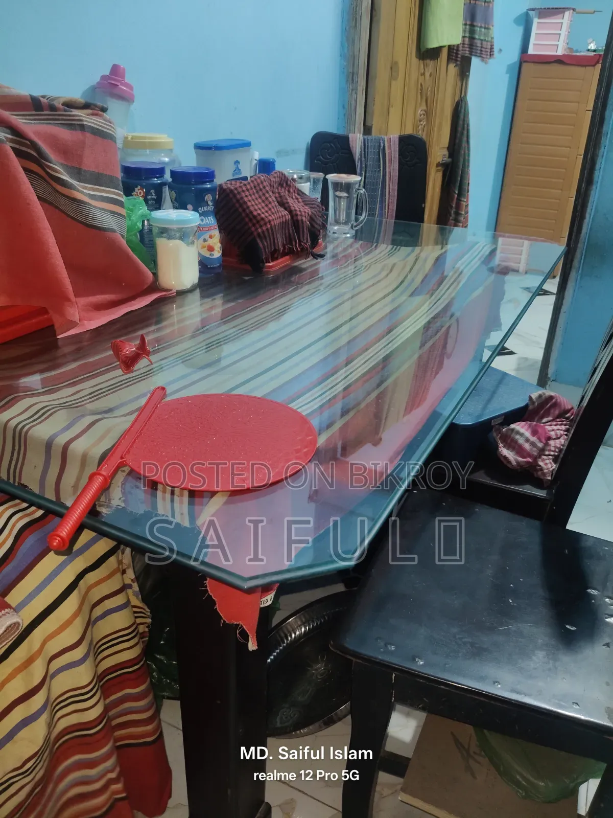ডাইনিং টেবিল সাথে ছয়টা চেয়ার
