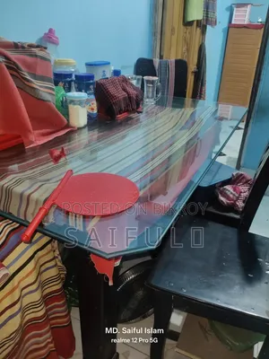 ডাইনিং টেবিল সাথে ছয়টা চেয়ার