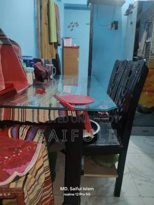 ডাইনিং টেবিল সাথে ছয়টা চেয়ার