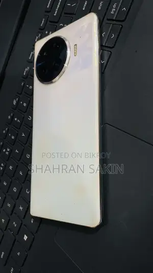 টেকনো স্পার্ক ২০ প্রো প্লাস ২৫৬ জিবি হোয়াইট