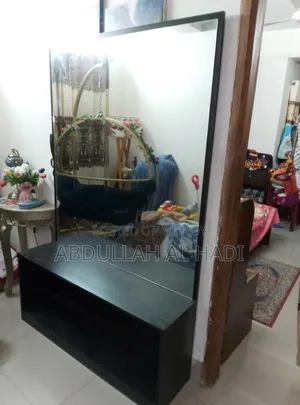 মিরর ড্রেসিং টেবিল