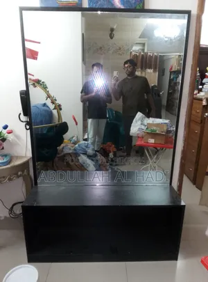 মিরর ড্রেসিং টেবিল