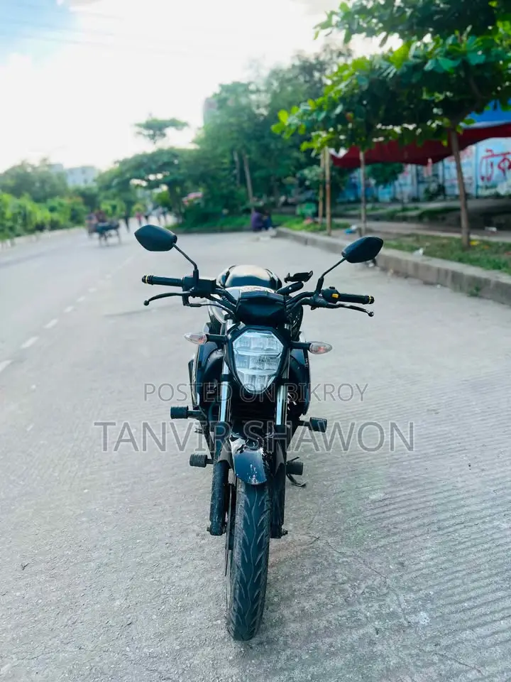 সুজুকি জিক্সার ২০২২ কালো