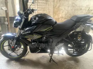 সুজুকি জিক্সার ২০২২ কালো