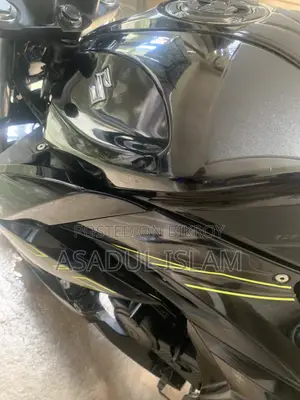 সুজুকি জিক্সার ২০২২ কালো