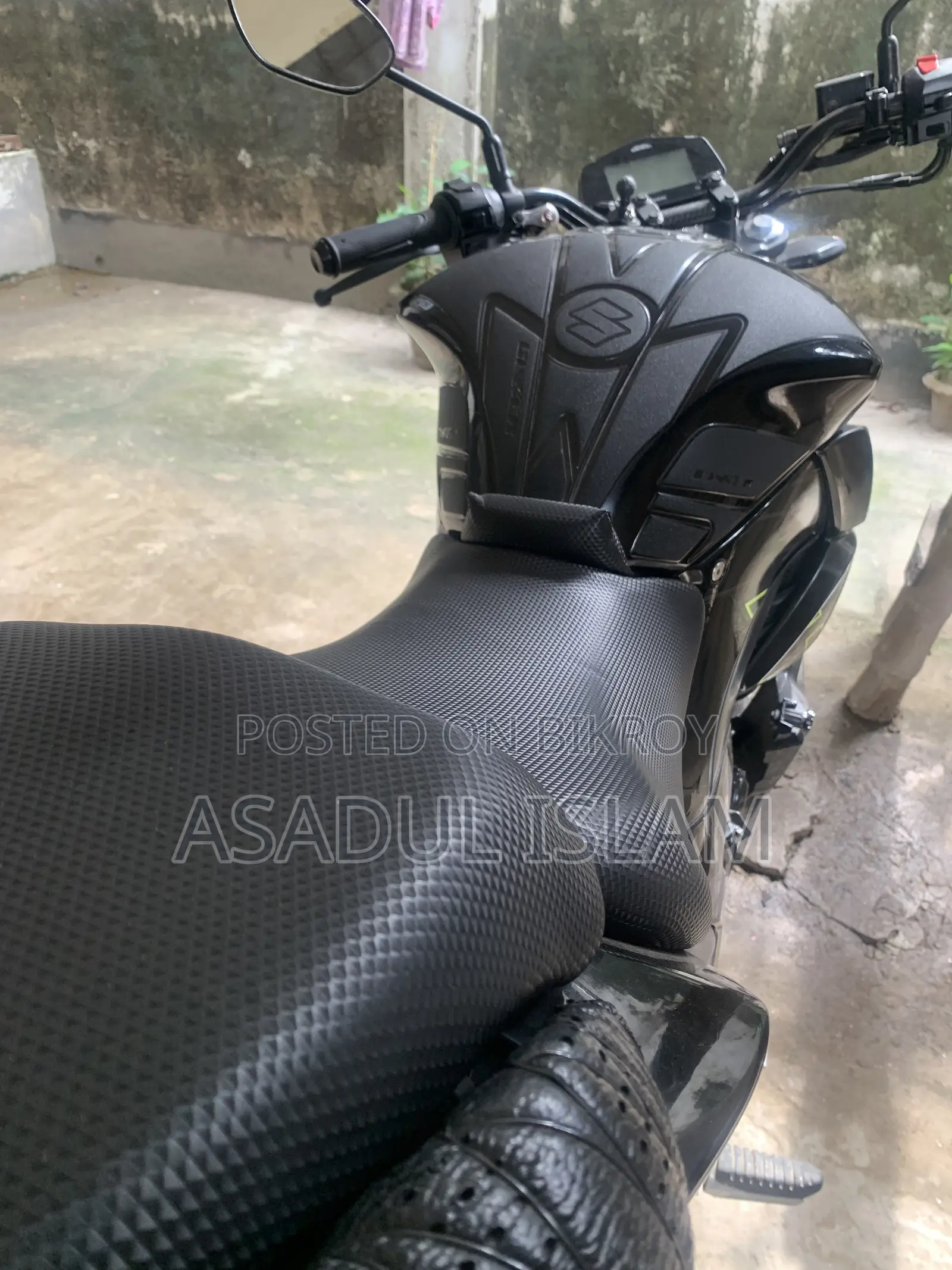 সুজুকি জিক্সার ২০২২ কালো