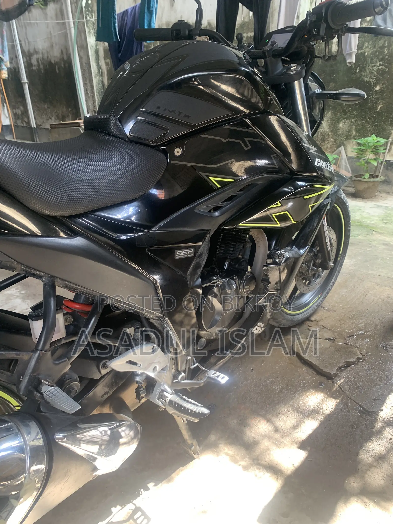 সুজুকি জিক্সার ২০২২ কালো