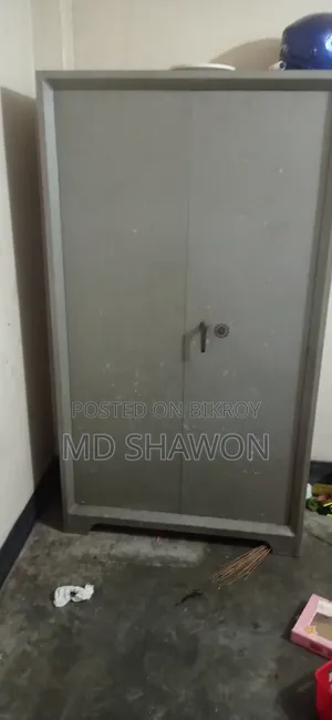 স্টিলের আলমারি লম্বা সাড়ে ছয় ফিট প্রশস্ত ৫৬ ইঞ্চি
