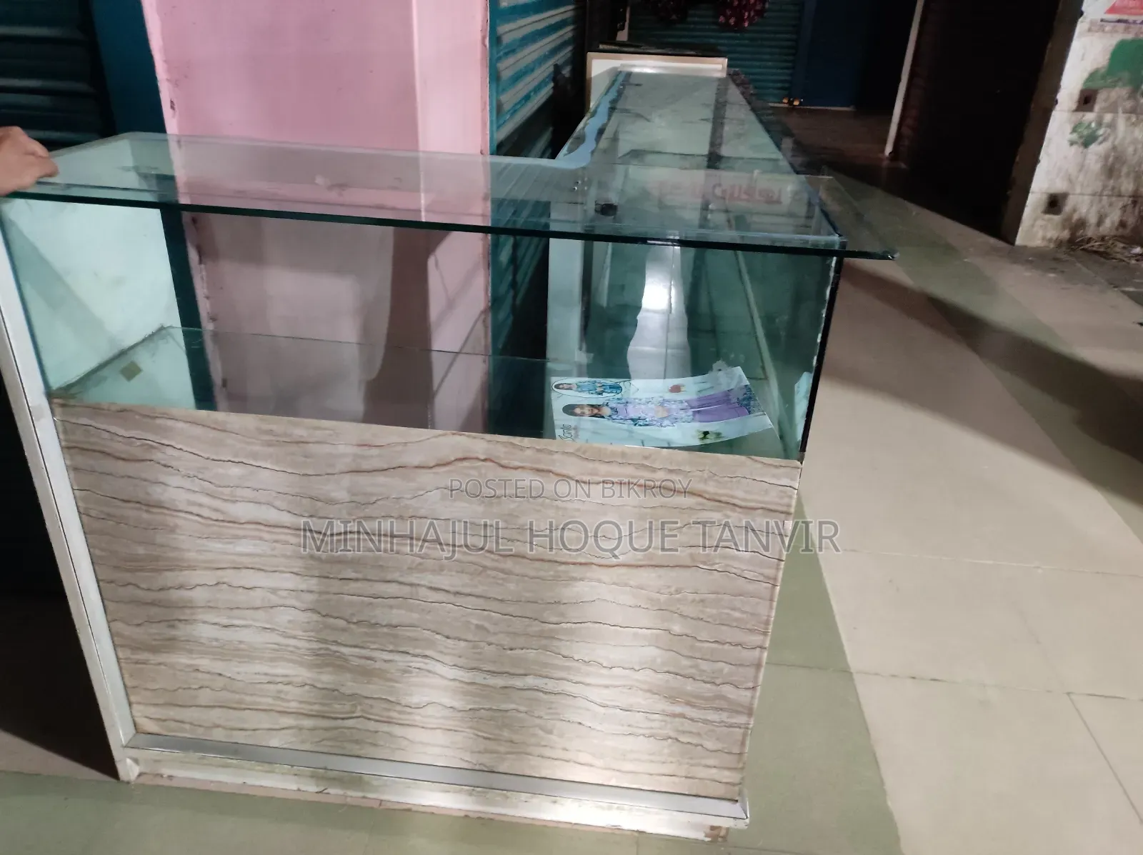 একটি ১০মিমি শোকেস বিক্রি করা হবে