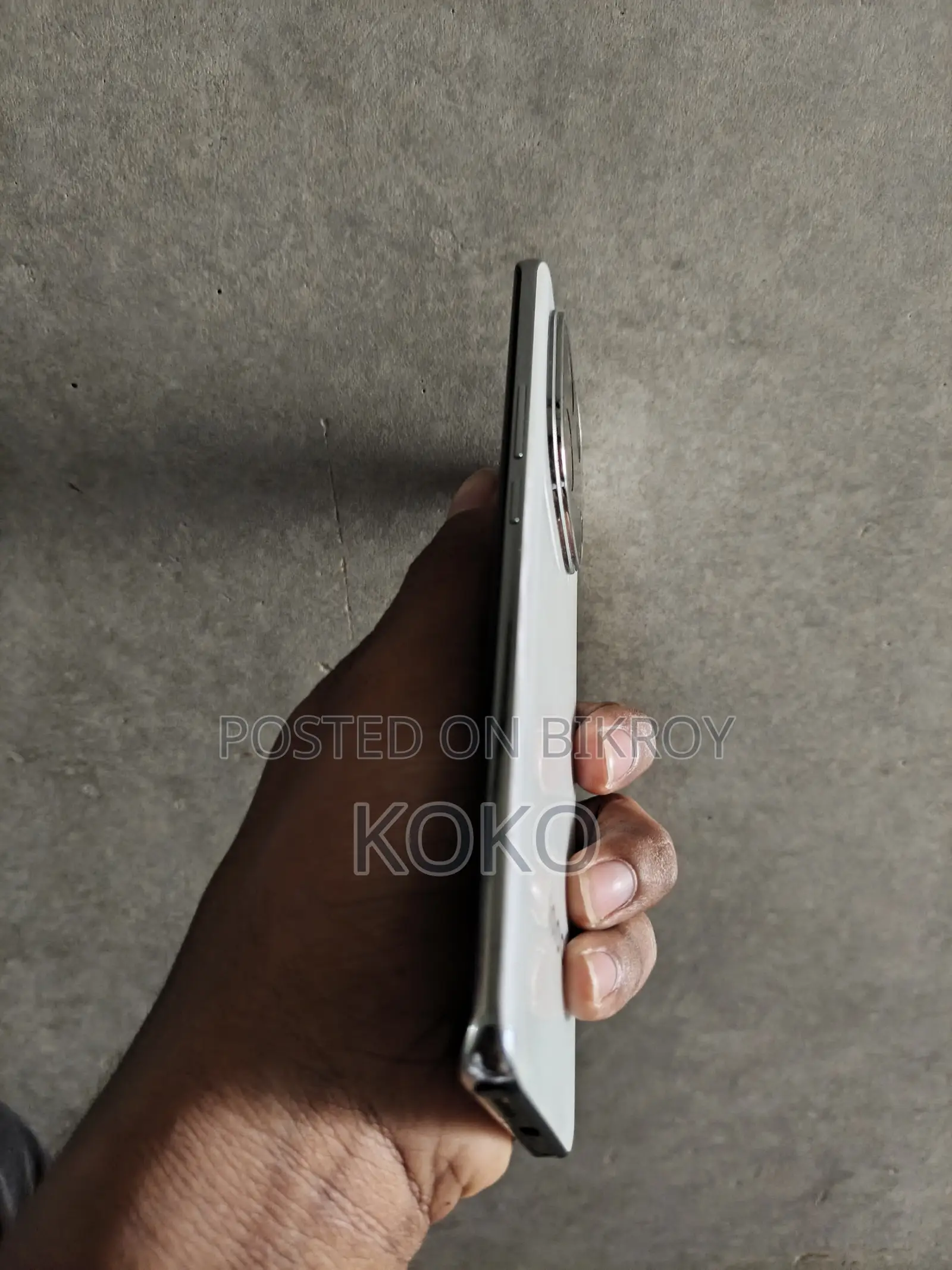 আইকু ১২৮ জিবি হোয়াইট