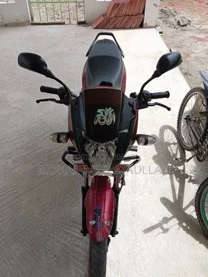 মাহিন্দ্রা সেঞ্চুরো ২০২১ লাল