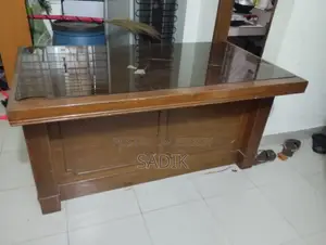 কাঠের টেবিল