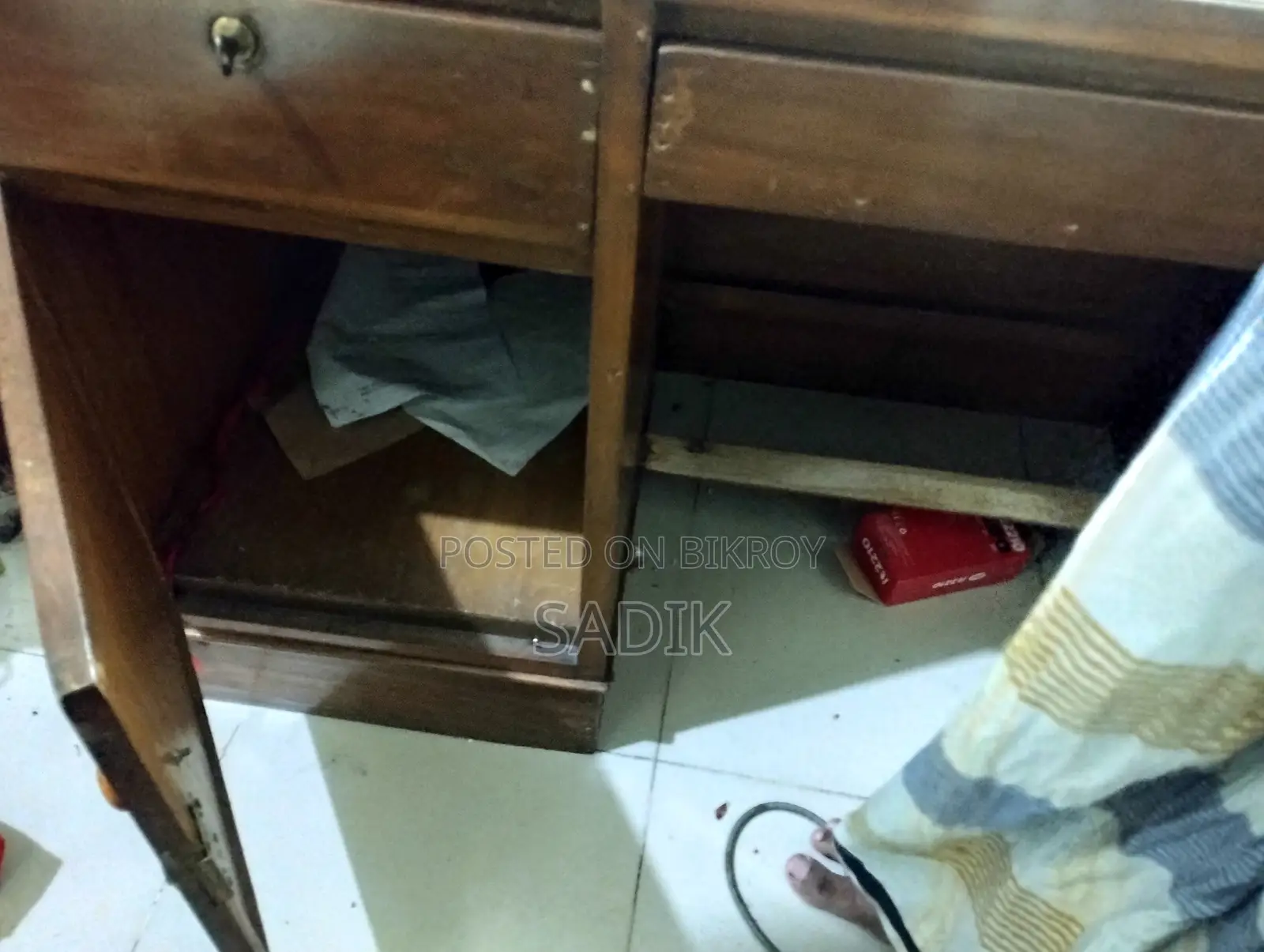 কাঠের টেবিল