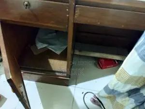 কাঠের টেবিল