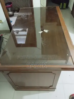 কাঠের টেবিল