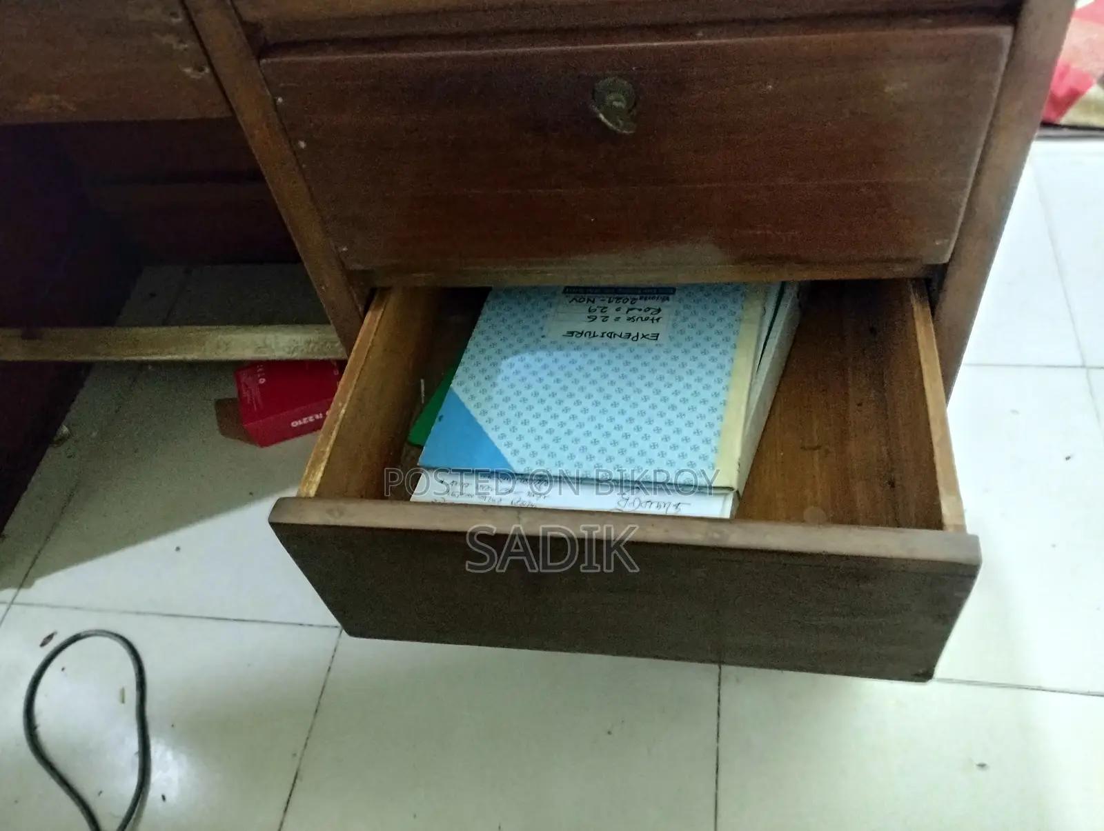 কাঠের টেবিল