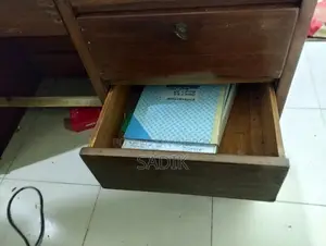 কাঠের টেবিল