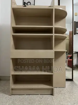 আয়না ক্যাবিনেট এবং তাক। একসাথে বা আলাদাভাবে বিক্রি করা যেতে পারে